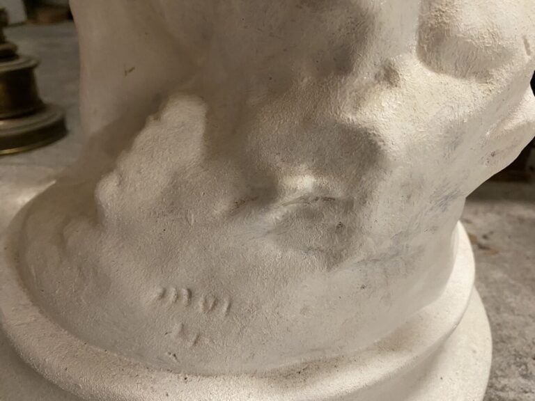 Sculpture en composition représentant une jeune fille drapée - Porte une signat…