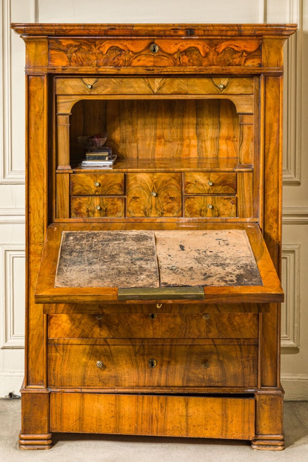 SECRETAIRE A ABATTANT D'EPOQUE RESTAURATION en placage de noyer, ouvrant par un…