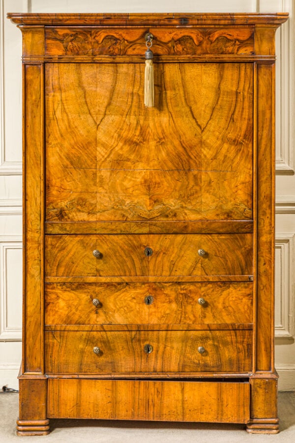 SECRETAIRE A ABATTANT D'EPOQUE RESTAURATION en placage de noyer, ouvrant par un…