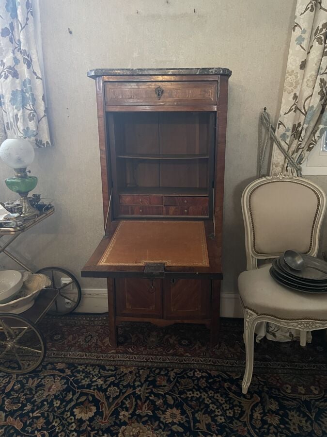 SECRETAIRE en placage de marqueterie à deux vantaux, un abattant et un tiroir s…