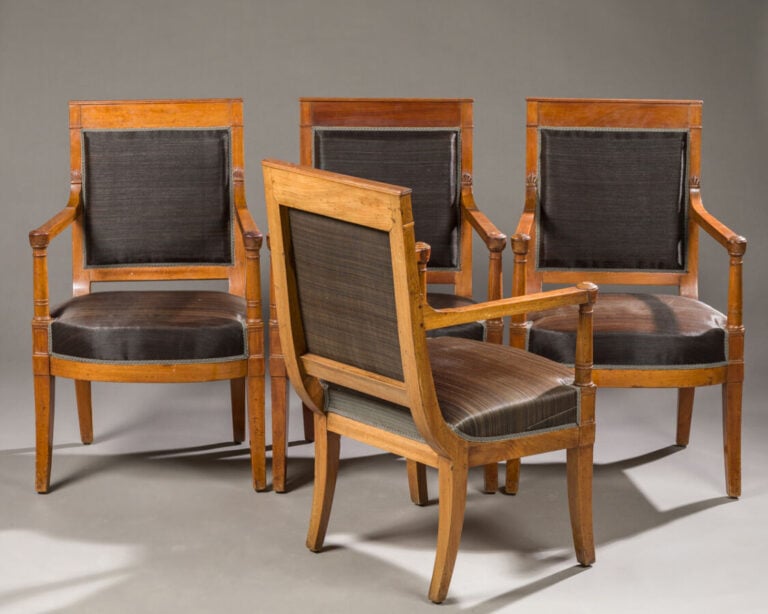Suite de quatre fauteuils à dossier légèrement - incurvé en acajou et placage d…