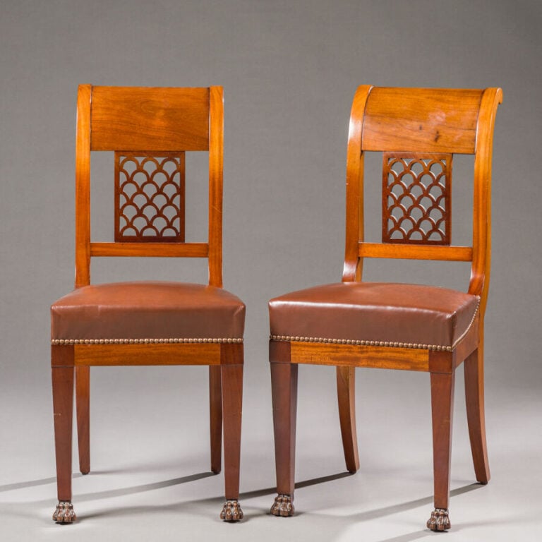 Suite de six chaises de salle à manger en acajou et placage - d'acajou ; les do…