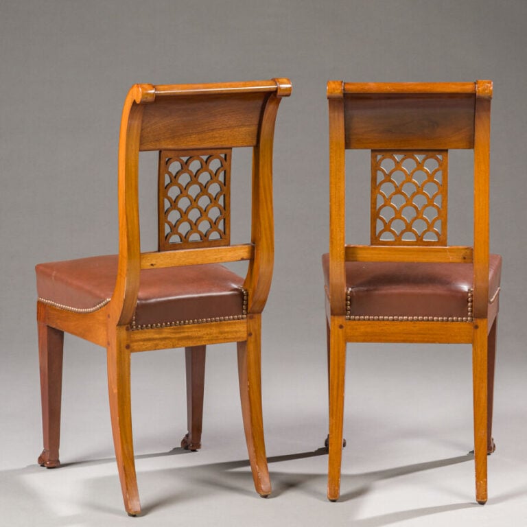 Suite de six chaises de salle à manger en acajou et placage - d'acajou ; les do…