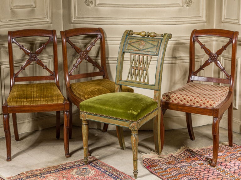 SUITE DE TROIS CHAISES D'EPOQUE RESTAURATION, en acajou, le dossier ajouré à mo…