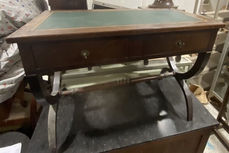 Table à écrire en bois de placage à deux tiroirs en ceinture, piètement lyre XI…