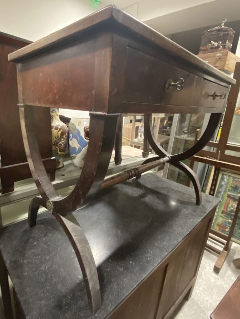 Table à écrire en bois de placage à deux tiroirs en ceinture, piètement lyre XI…