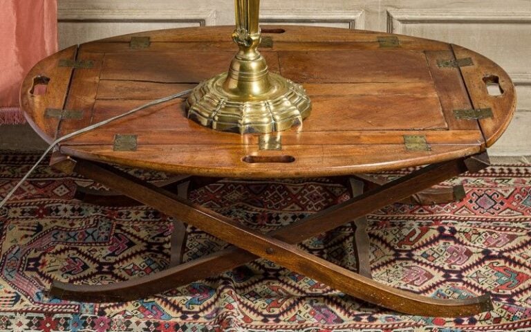 TABLE BASSE D'OFFICIER EN ACAJOU - Largeur : 88 cm.