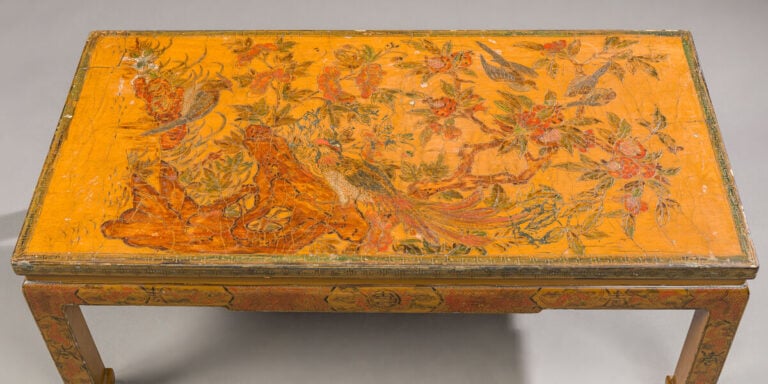 Table basse en bois laqué à motif chinois - 38 x 100 x 5 cm