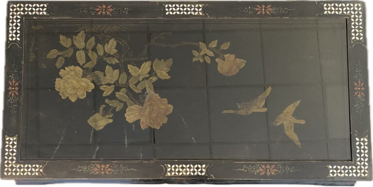 Table basse en bois laqué noir style chinois - 46.5 x 106.5 x 56 cm - (usures)