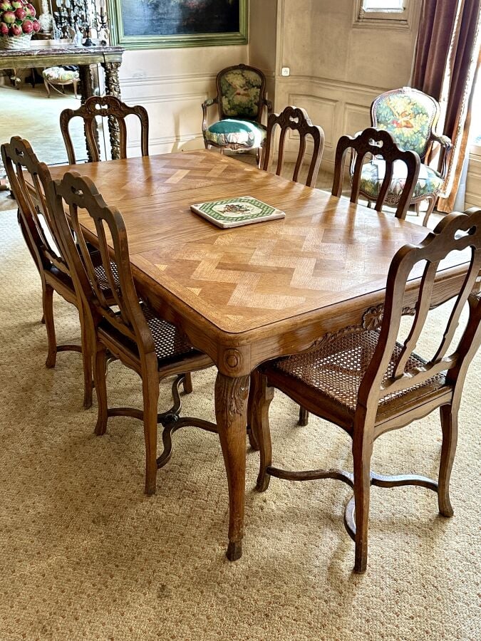 Table de salle à manger en chêne à décor parqueté et 8 chaises à dossier coquil…