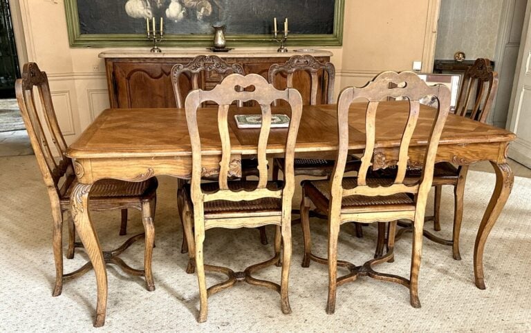 Table de salle à manger en chêne à décor parqueté et 8 chaises à dossier coquil…