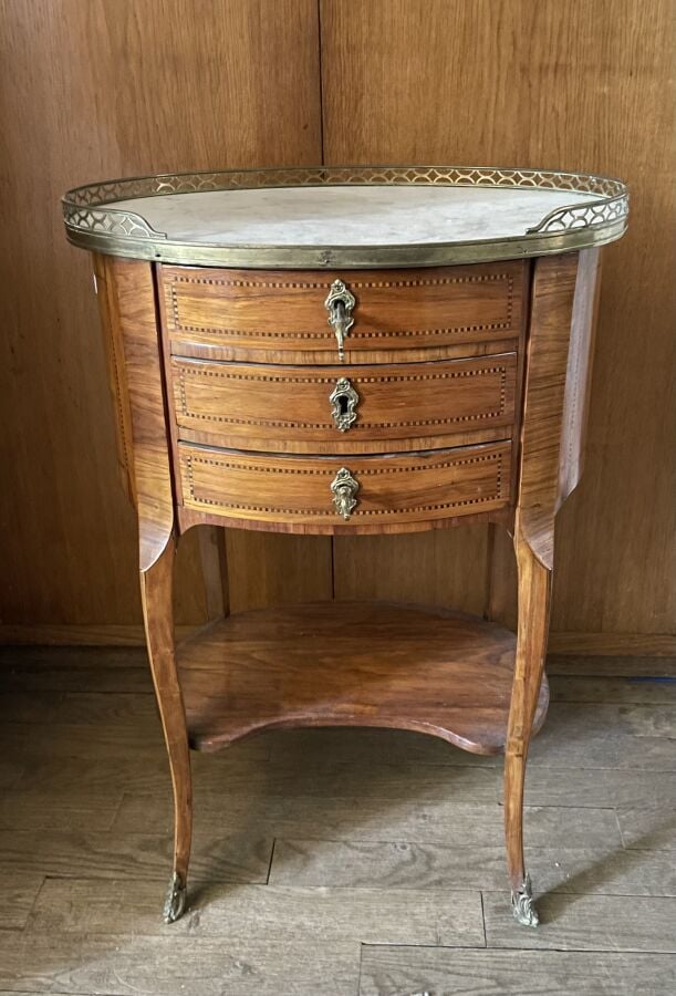 TABLE DE SALON en placage de marqueterie, elle ouvre par trois tiroirs, dessus…