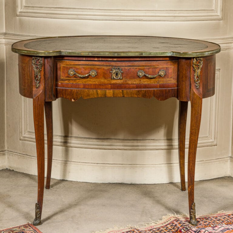 TABLE DE STYLE LOUIS XV, vers 1900 de forme rognon, la ceinture ouvrant par un…
