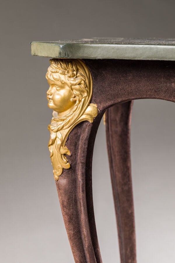 Table en bois laqué noir à plateau mouvementé ; - ornementation de bronzes cise…