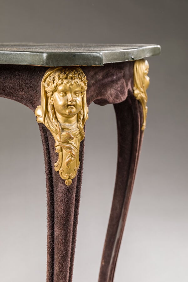 Table en bois laqué noir à plateau mouvementé ; - ornementation de bronzes cise…