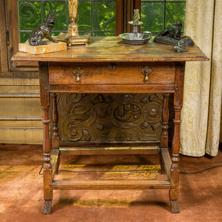 TABLE EN CHENE, la ceinture ouvrant par un tiroir, reposant sur des pieds tourn…
