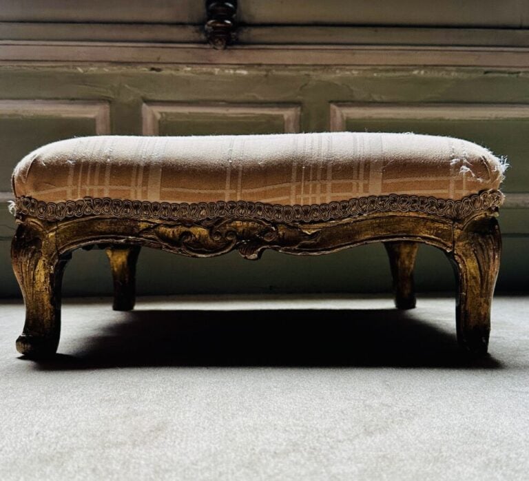 TABOURET DE PIED DE STYLE LOUIS XV, en bois sculpté et doré Largeur : 45 cm.