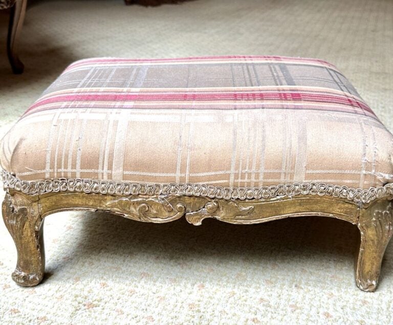 TABOURET DE PIED DE STYLE LOUIS XV, en bois sculpté et doré Largeur : 45 cm.