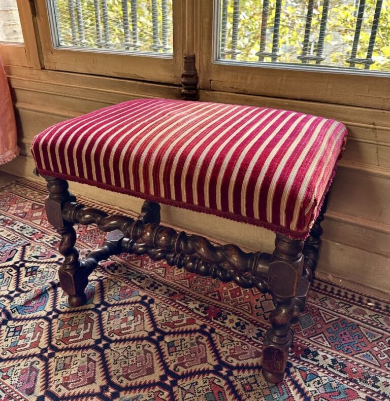 Tabouret rectangulaire en bois naturel mouluré tourné, et piètement réuni par e…