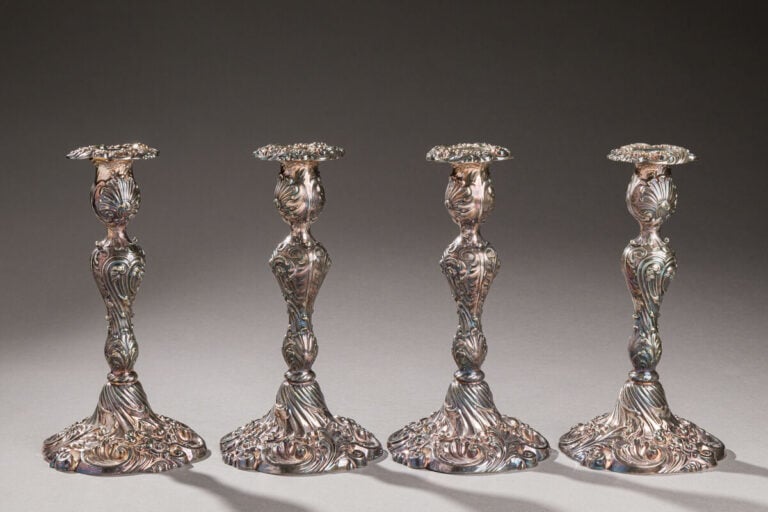 TIFFANY & CO - Série de 4 bougeoirs modèle rocaille en métal argenté « Silver -…