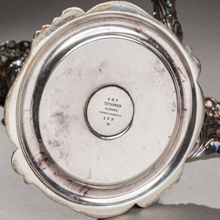 TIFFANY & CO - Série de 4 bougeoirs modèle rocaille en métal argenté « Silver -…