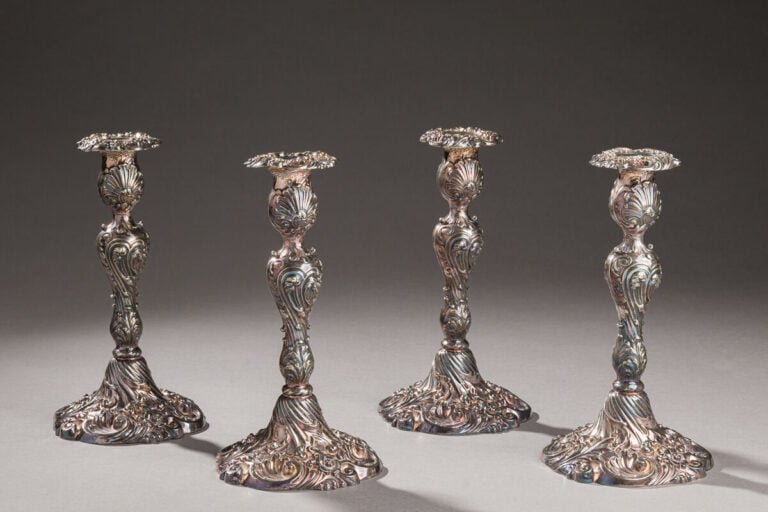 TIFFANY & CO - Série de 4 bougeoirs modèle rocaille en métal argenté « Silver -…