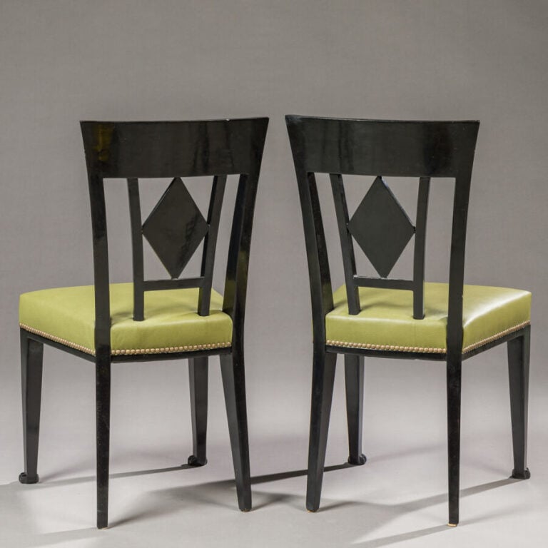 TRAVAIL XXème - Paire de chaises en bois laqué noir à dossier à découpe géométr…