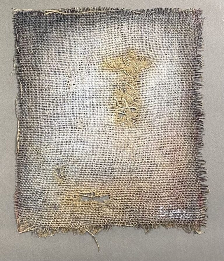 V. SIERRA - Deux gravures encadrées et une composition sur toile de jute - Dim.…
