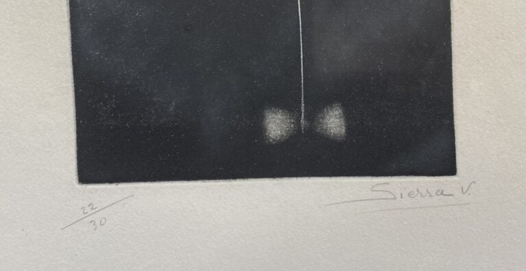 V. SIERRA - Deux gravures encadrées et une composition sur toile de jute - Dim.…