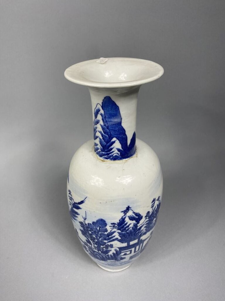 Vase trompette, porcelaine bleu blanc, décor de paysages, inscription avec date…