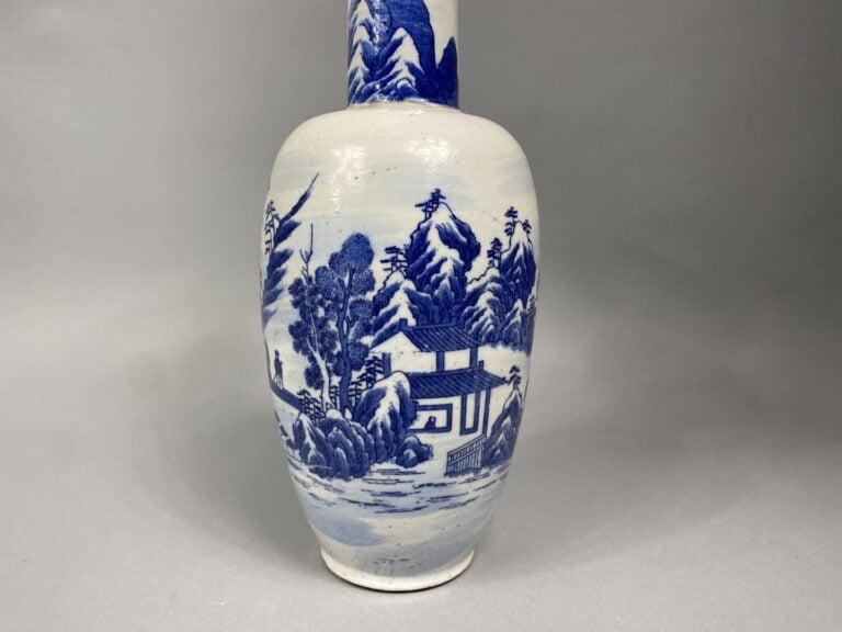 Vase trompette, porcelaine bleu blanc, décor de paysages, inscription avec date…
