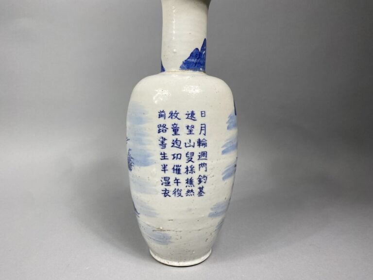 Vase trompette, porcelaine bleu blanc, décor de paysages, inscription avec date…