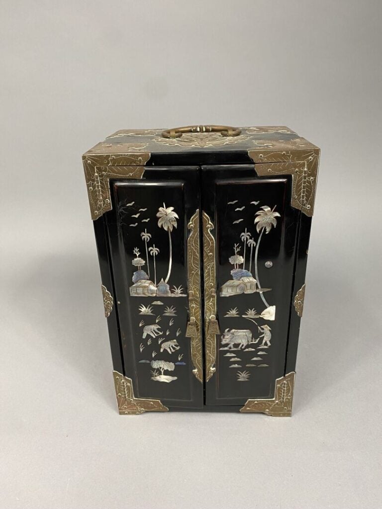 Vietnam - Coffret portatif en bois noirci et incrustation de nacre ouvrant par…