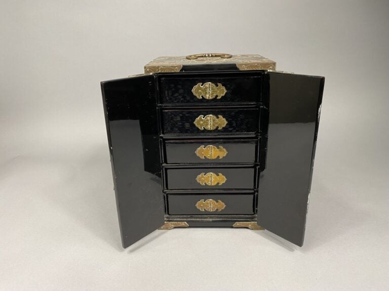 Vietnam - Coffret portatif en bois noirci et incrustation de nacre ouvrant par…