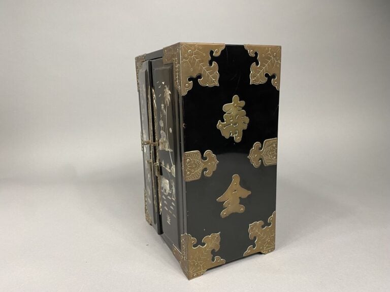 Vietnam - Coffret portatif en bois noirci et incrustation de nacre ouvrant par…