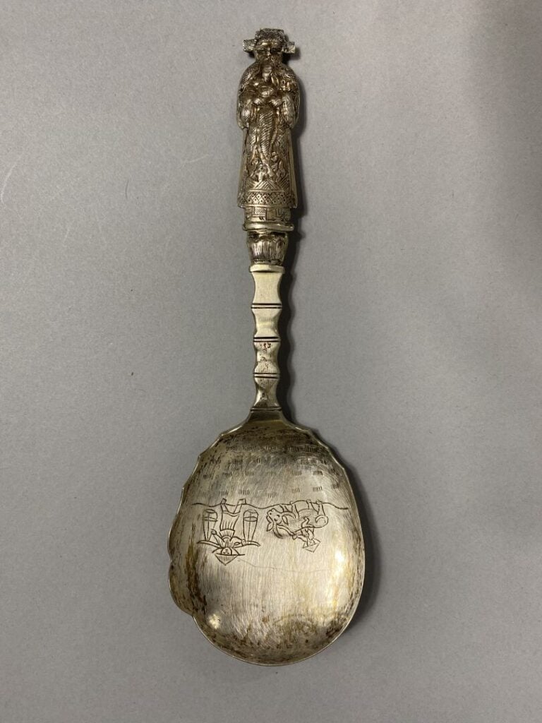Vietnam - Partie de ménagère en métal argenté à décor incisé de scènes animées…