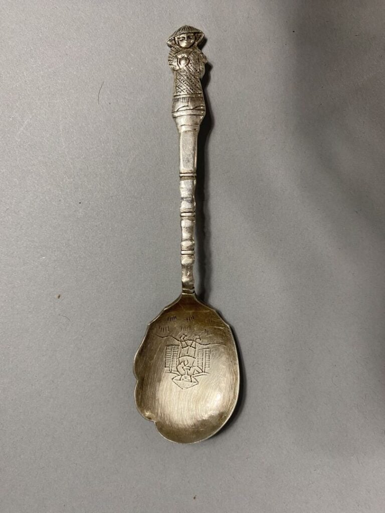 Vietnam - Partie de ménagère en métal argenté à décor incisé de scènes animées…