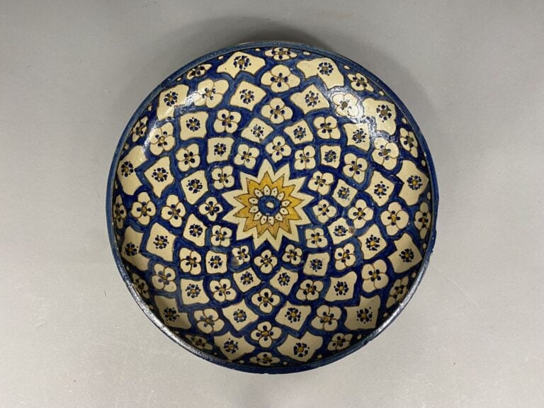 Afrique du Nord - Grand plat en faïence émaillée polychrome à décor de fleurs s…