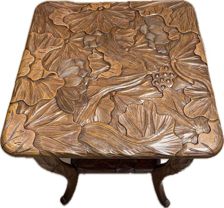 Art Nouveau - Table de forme carrée en noyer sculpté représentant des nénuphars…