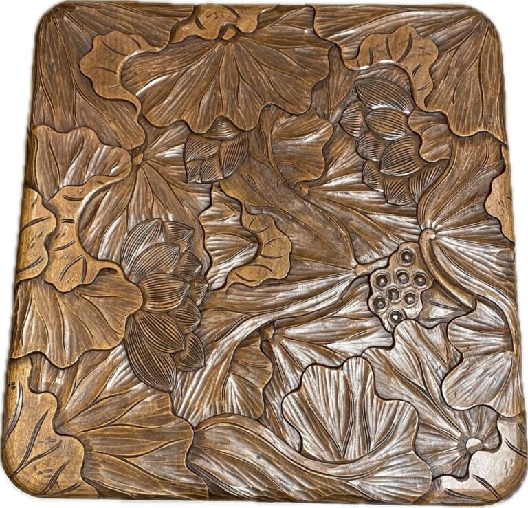 Art Nouveau - Table de forme carrée en noyer sculpté représentant des nénuphars…