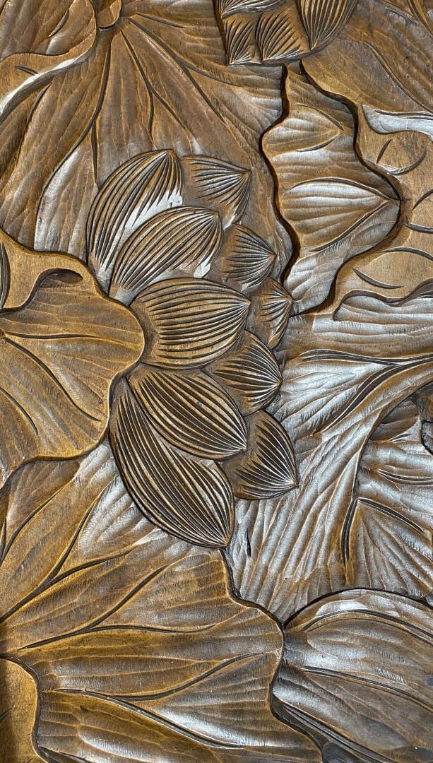 Art Nouveau - Table de forme carrée en noyer sculpté représentant des nénuphars…