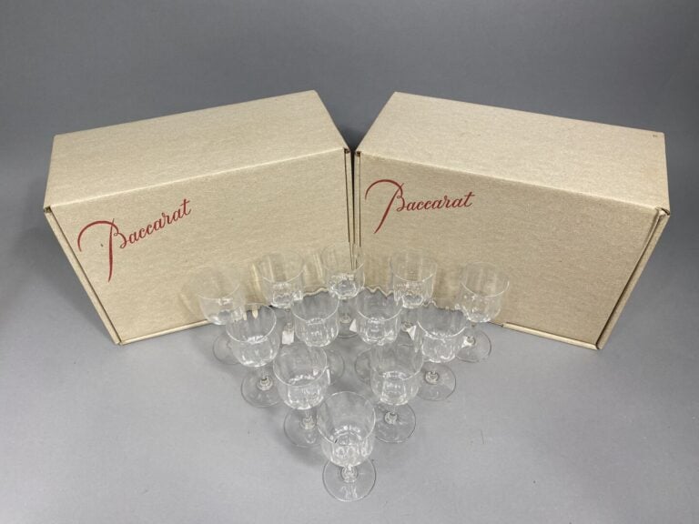 BACCARAT - Ensemble de 12 verres à vin en cristal, modèle Capri - Marque au des…