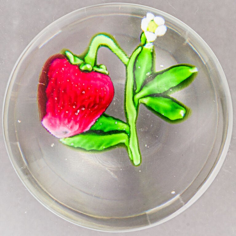 Baccarat. Presse-papiers orné d'une fraise sur une tige verte portant cinq feui…