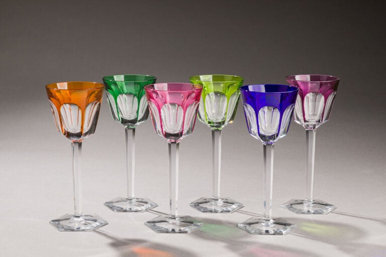 Baccarat. Six verres Roehmer, chaque coupe doublée d'une couleur différente : a…
