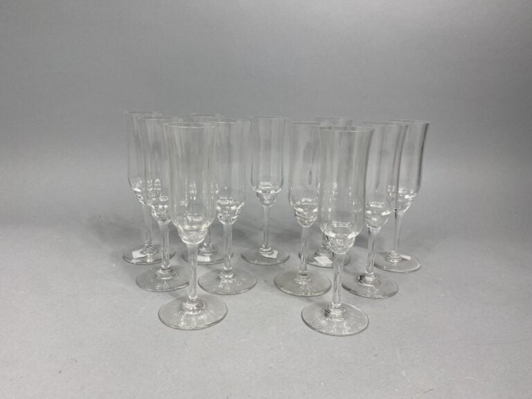 BACCARAT - Suite de 11 flûtes à champagne en cristal, modèle Capri - Marque au…