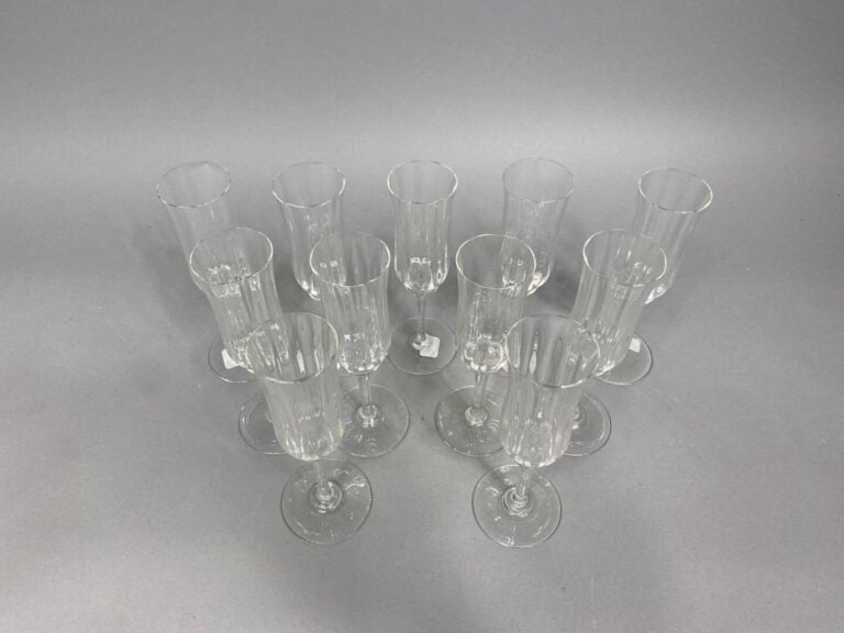 BACCARAT - Suite de 11 flûtes à champagne en cristal, modèle Capri - Marque au…
