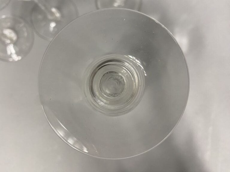 BACCARAT - Suite de 11 flûtes à champagne en cristal, modèle Capri - Marque au…