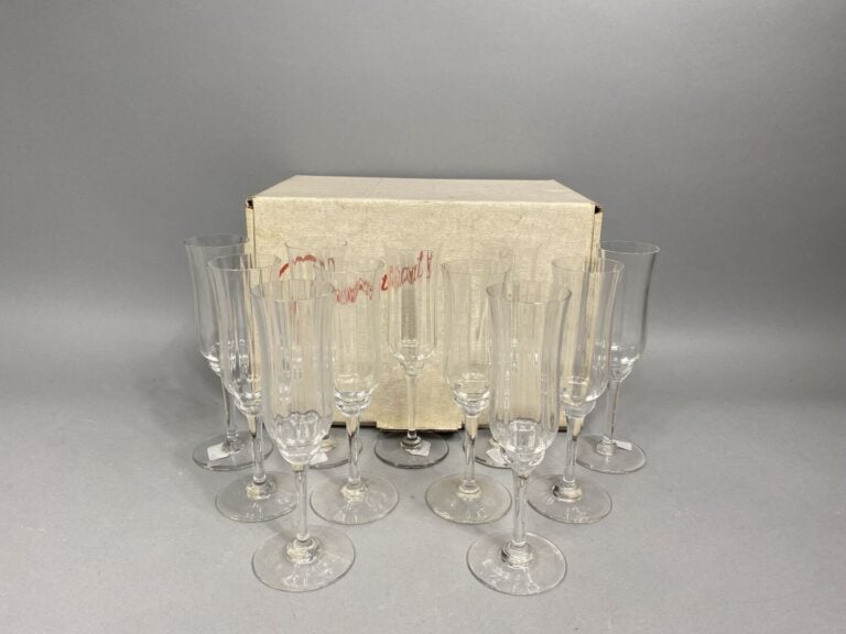 BACCARAT - Suite de 11 flûtes à champagne en cristal, modèle Capri - Marque au…