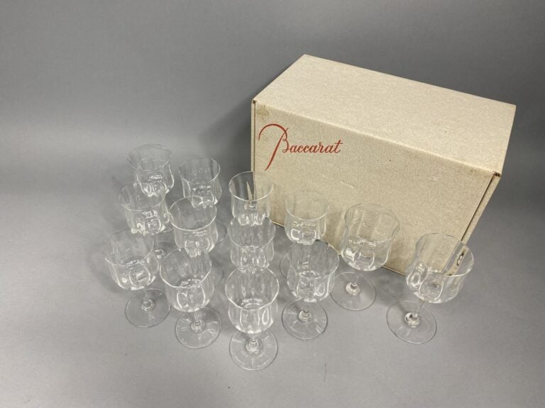 BACCARAT - Suite de 11 verres à vin en cristal, modèle Capri - Marque au dessou…