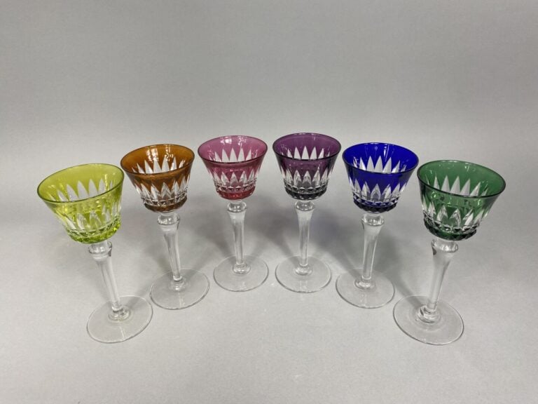 BACCARAT - Suite de six verres en cristal taillé coloré, modèle Piccadilly - Ma…